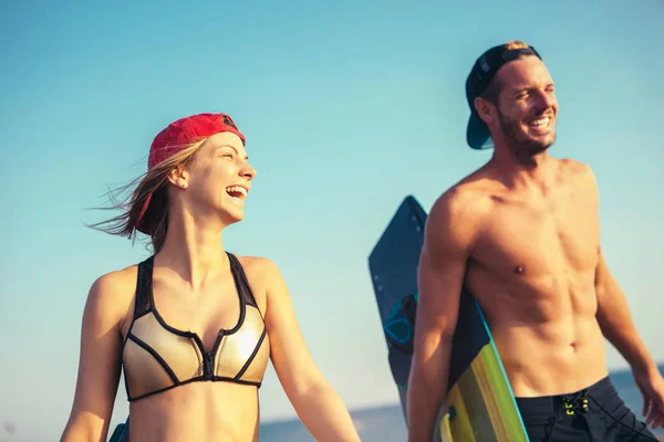 Mulher Jovem Kitesurfer Com Namorado Desfrutando Verão Praia — Fotografia de Stock