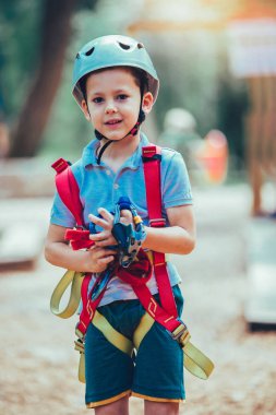 macera aktivite Park kask ve güvenlik ekipmanları ile taşımak çocuk 