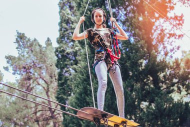 liseli kız macera parkı tırmanma etkinliğini zevk