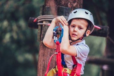 varoluş çocuk macera aktivite Park kask ve güvenlik ekipmanları ile tırmanma