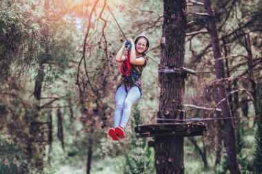 liseli kız macera parkı tırmanma etkinliğini zevk