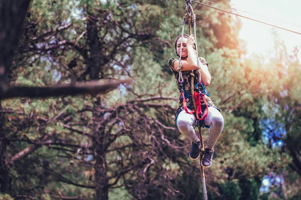 liseli kız macera parkı tırmanma etkinliğini zevk