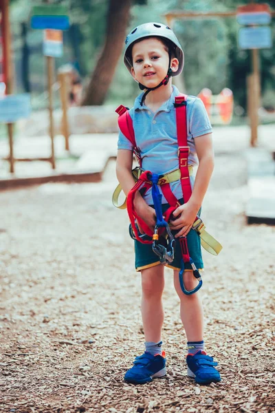 Niño Preadolescente Parque Actividades Aventura Con Casco Equipo Seguridad — Foto de Stock