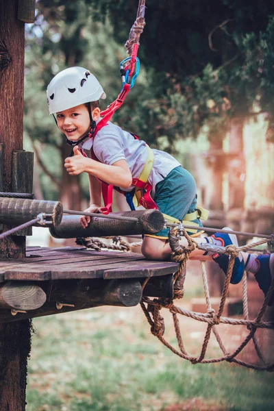 Niño Preadolescente Escalando Parque Actividades Aventura Con Casco Equipo Seguridad — Foto de Stock