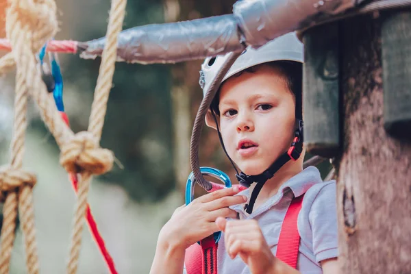 Niño Preadolescente Escalando Parque Actividades Aventura Con Casco Equipo Seguridad — Foto de Stock