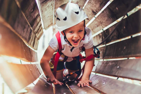 Niño Preadolescente Escalando Parque Actividades Aventura Con Casco Equipo Seguridad — Foto de Stock