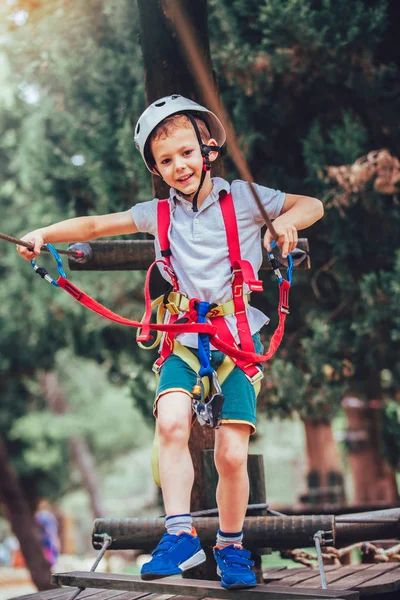 Niño Preadolescente Escalando Parque Actividades Aventura Con Casco Equipo Seguridad — Foto de Stock
