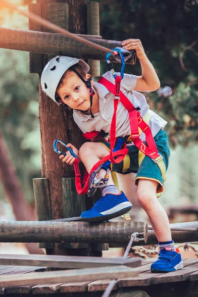 Niño Preadolescente Escalando Parque Actividades Aventura Con Casco Equipo Seguridad — Foto de Stock