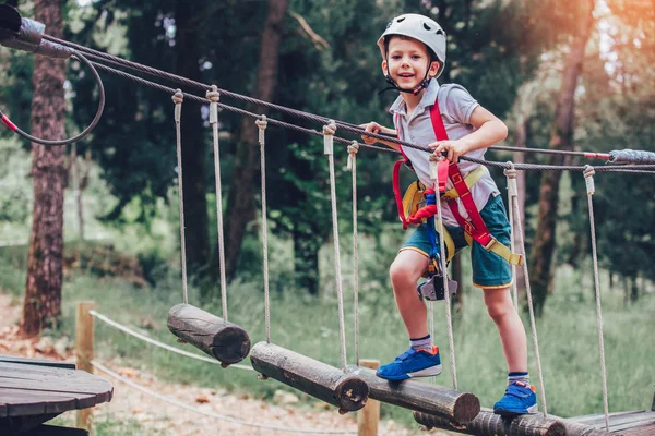 varoluş çocuk macera aktivite Park kask ve güvenlik ekipmanları ile tırmanma