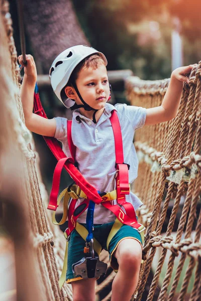 varoluş çocuk macera aktivite Park kask ve güvenlik ekipmanları ile tırmanma