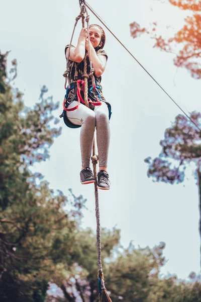 Scuola Ragazza Godendo Attività Arrampicata Parco Avventura — Foto Stock