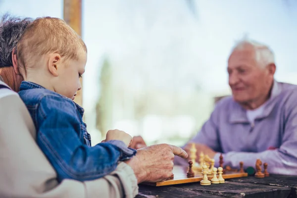 アクティブな退職者 古い友人と自由な時間 楽しんで パークでチェスの つの年配の男性の孫との時間を過ごす — ストック写真