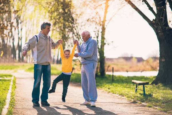 Due Nonno Che Cammina Con Nipote Nel Parco — Foto Stock