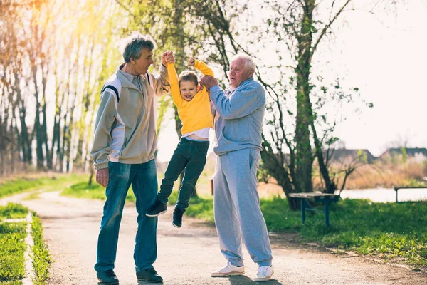 Zwei Großväter Gehen Mit Dem Enkel Park Spazieren — Stockfoto
