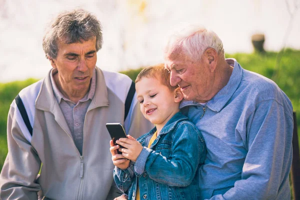 Двоє Старших Чоловіків Онук Використовують Смартфон Парку — стокове фото