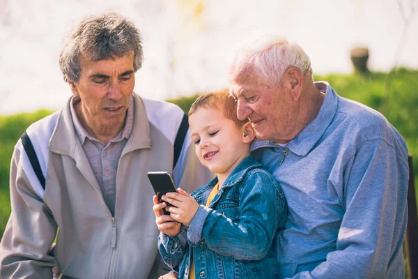 Dos Hombres Mayores Nieto Usando Teléfono Inteligente Parque — Foto de Stock