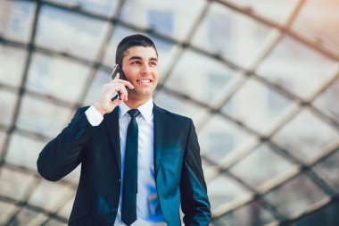 Cep telefonu açık resmi uymak ile genç iş adamı. iş, teknoloji kavramı