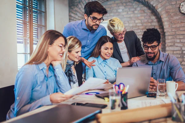 Giovani Collaboratori Creativi Che Lavorano Con Nuovo Progetto Startup Ufficio — Foto Stock