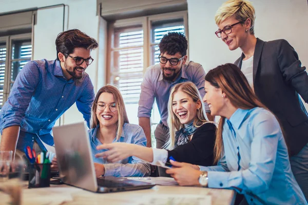 Jóvenes Compañeros Trabajo Creativos Que Trabajan Con Nuevo Proyecto Startup —  Fotos de Stock