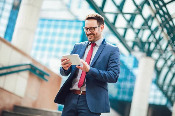 Business Man Standing Business Building Business Man Working Digital Tablet — Stock Photo, Image