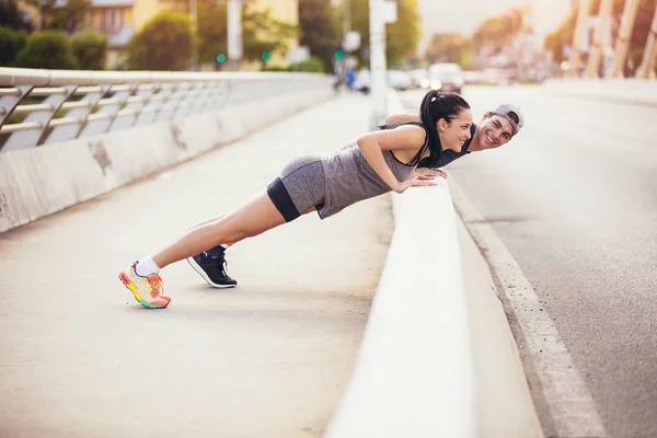 Pareja Feliz Haciendo Flexiones Aire Libre Puente — Foto de Stock