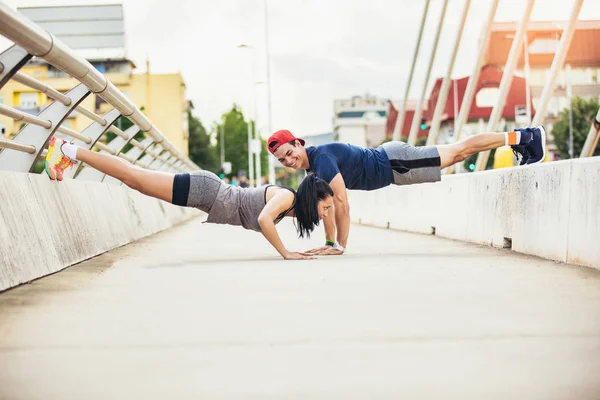 Happy Couple Doing Push Ups Outdoors Bridge — Stock Photo, Image