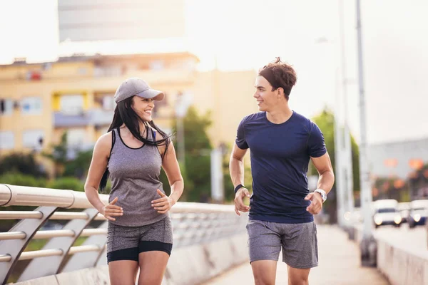 Casal Feliz Atravessar Ponte Estilo Vida Saudável — Fotografia de Stock