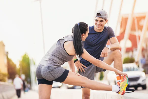 Jovem Casal Alongando Ponte — Fotografia de Stock