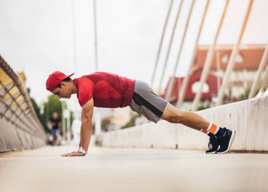 Yakışıklı adam açık havada güneşli günde şınav. Fitness kavramı