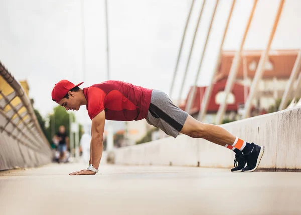 Przystojny Mężczyzna Robi Pompki Zewnątrz Słoneczny Dzień Koncepcja Fitness — Zdjęcie stockowe