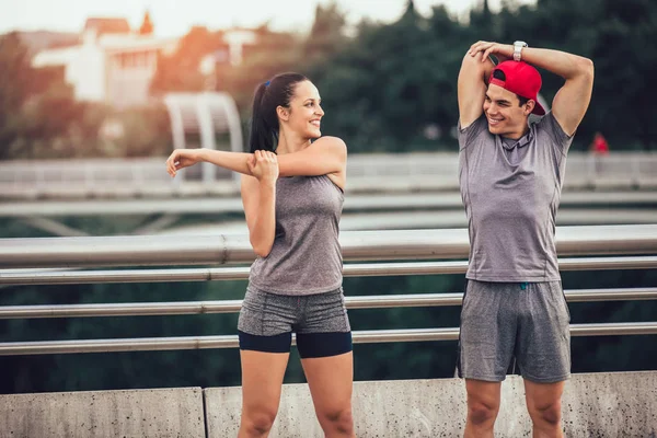 Jovem Casal Alongando Ponte — Fotografia de Stock