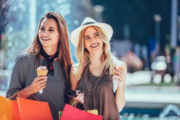 Happy Young Women Shopping Bags Ice Cream Having Fun City — Stock Photo, Image