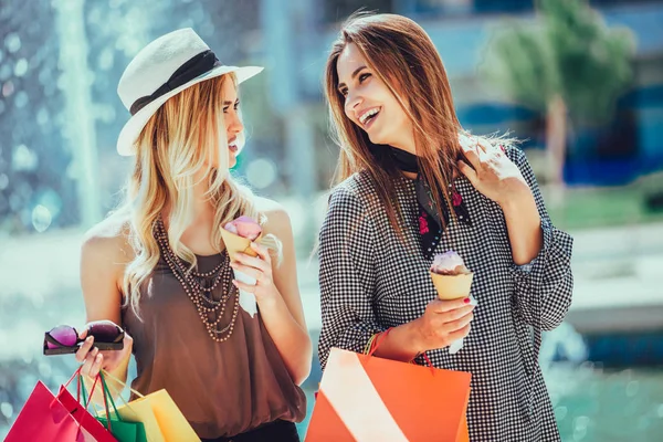 Ευτυχισμένος Νεαρές Γυναίκες Τσάντες Για Ψώνια Και Παγωτό Κρέμα Διασκέδαση — Φωτογραφία Αρχείου