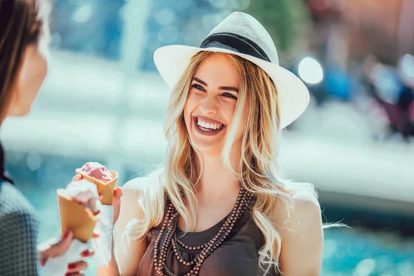 Ευτυχισμένος Νεαρές Γυναίκες Τσάντες Για Ψώνια Και Παγωτό Κρέμα Διασκέδαση — Φωτογραφία Αρχείου