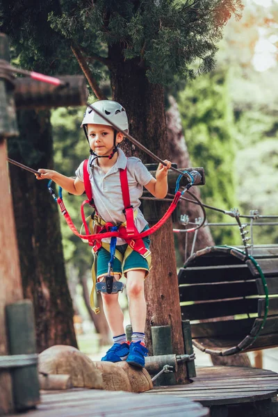 Niño Pequeño Escalando Parque Actividades Aventura Con Casco Equipo Seguridad — Foto de Stock