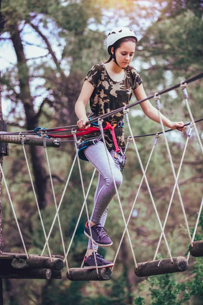 Chica Escuela Feliz Disfrutando Actividad Parque Aventura Escalada Día Verano — Foto de Stock
