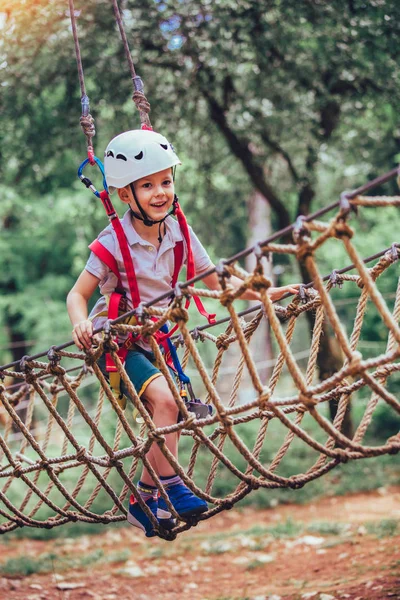 Niño Pequeño Escalando Parque Actividades Aventura Con Casco Equipo Seguridad — Foto de Stock