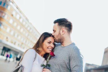 Erkek arkadaşı gül ile Sevgililer günü için sürpriz..