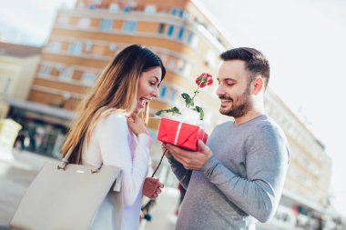 Adam sürprizler ve kadın ile bir hediye gül şehir