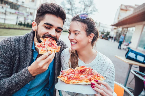 Paar Isst Pizza Freien Und Lächelt Sie Teilen Sich Pizza — Stockfoto