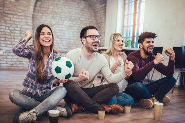 Mutlu arkadaş ya da futbol tv ve zaferini kutluyor izlerken futbol taraftarları. Dostluk, spor ve eğlence kavramı.