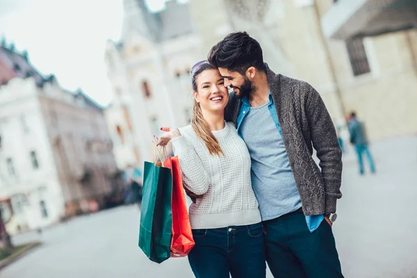 幸せなカップルが一緒に買い物をしたり — ストック写真