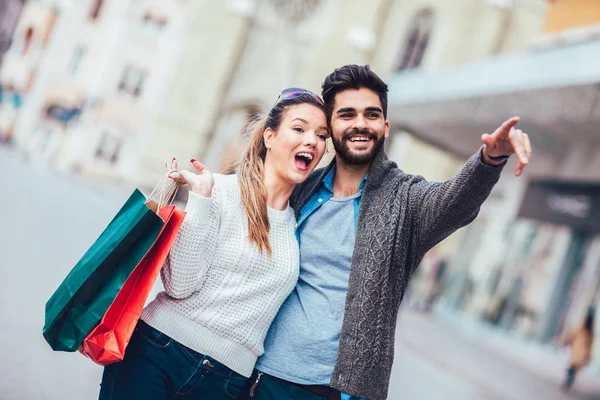 Glückliches Paar Das Zusammen Einkauft Und Spaß Hat — Stockfoto