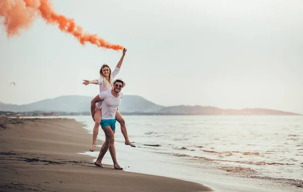 Jovem Casal Com Fumar Bomba Mão Livre Fundo Verão Dourado — Fotografia de Stock