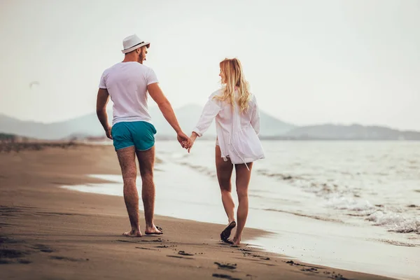 Οπίσθια Όψη Της Ρομαντικό Ζευγάρι Πόδια Από Την Παραλία Κρατώντας — Φωτογραφία Αρχείου