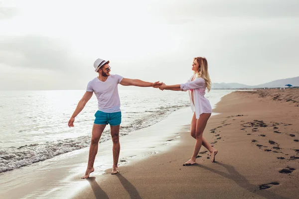 Романтична Пара Розважається Пляжі — стокове фото