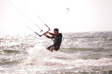 Adam kitesurfing dalgalar arasında hızlı