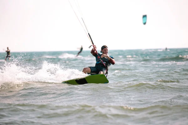 Odważny Człowiek Kitesurfing Szybko Wśród Fal — Zdjęcie stockowe