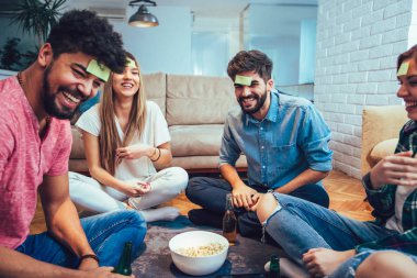 Mutlu arkadaşlar oyun oynuyor. Bil bakalım evde kim eğleniyor?