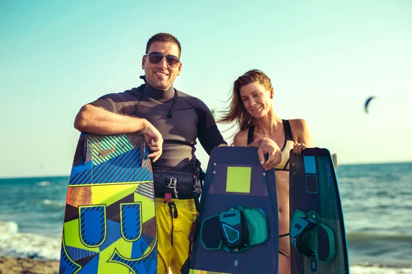 Vrij Lachende Kaukasische Vrouw Kitesurfer Zomer Genieten Zandstrand Met Vriendje — Stockfoto